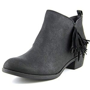 Short boots with fringes